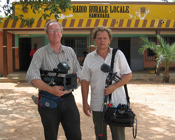 Maarten en Thomas voor het Radiostation